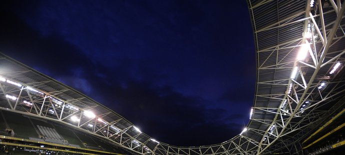 Aviva Stadium během úterního večerního tréninku české reprezentace. Ačkoliv se Irům zdála aréna zprvu malá, vyprodáno nebude.