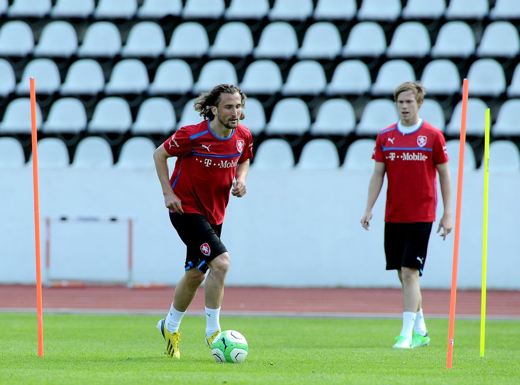 Tomáš Kalas (vpravo) sleduje Petra Jiráčka na dobrovolném prvním tréninku fotbalistů před duelem s Itálií