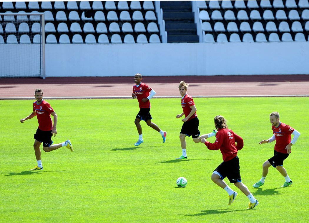 Hráli pět proti nikomu? Na první trénink reprezentace před duelem s Itálii dorazila jen pětice (zleva) Tomáš Sivok, Theodor Gebre Selassie, Tomáš Kalas, Petr Jiráček a Michal Kadlec