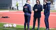 Pavel Nedvěd v hovoru s asistenty Janem Rezkem a Jaroslavem Plašilem Pavel Nedvěd v hovoru s asistenty Janem Rezkem a Jaroslavem Plašilem