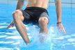 Ondřej Čelůstka padá do vody při regeneraci v bazénu