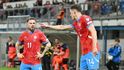 Čeští reprezentanti (zleva) Vasil Kušej a Lukáš Provod se radí v kvalifikačním utkání