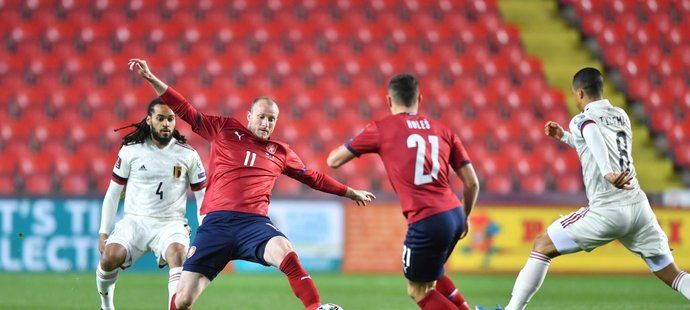 Michael Krmenčík se snaží udržet balon v utkání Česka proti Belgii