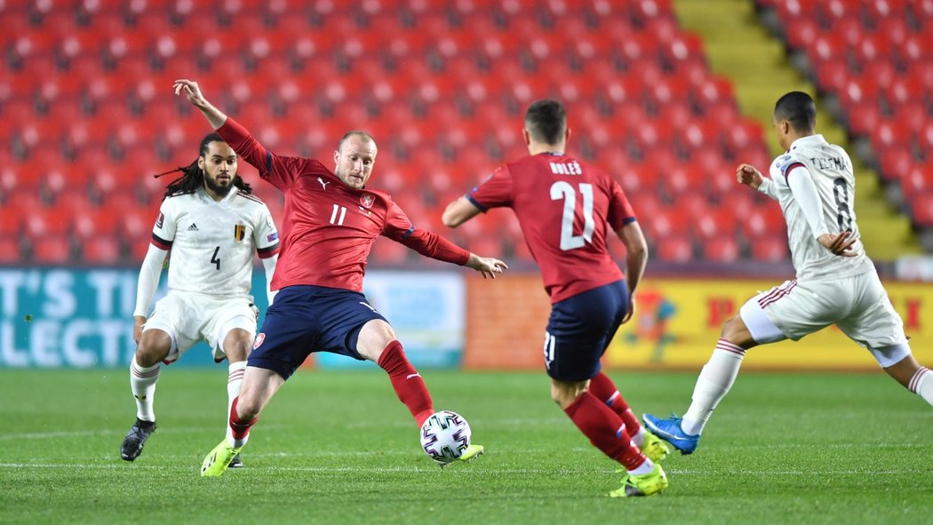 Michael Krmenčík se snaží udržet balon v utkání Česka proti Belgii