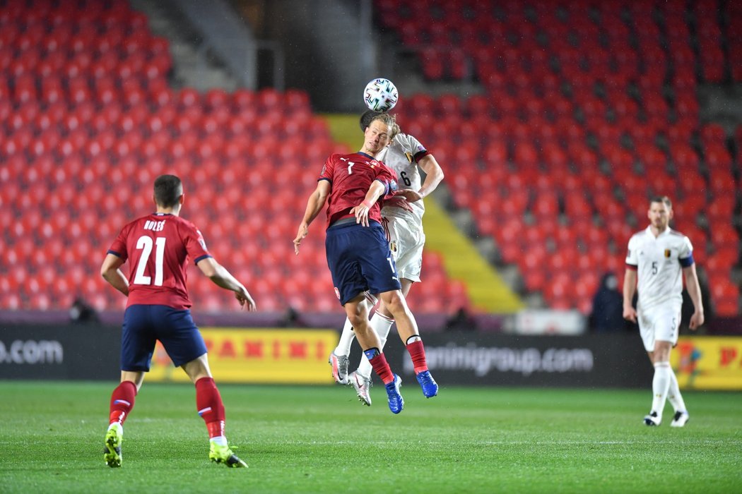 Vzdušný souboj o míč v kvalifikačním zápase Česko - Belgie