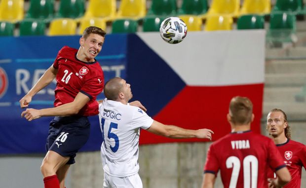 Lukáš Provod v hlavičkovém souboji s Kypřanem Alexanderem Gogičem Lukáš Provod v hlavičkovém souboji s Kypřanem Alexanderem Gogičem