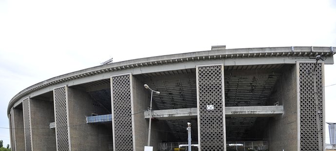 Pohled na legendární tribuny stadionu Ference Puskáse, dříve Népstadionu, v Budapešti