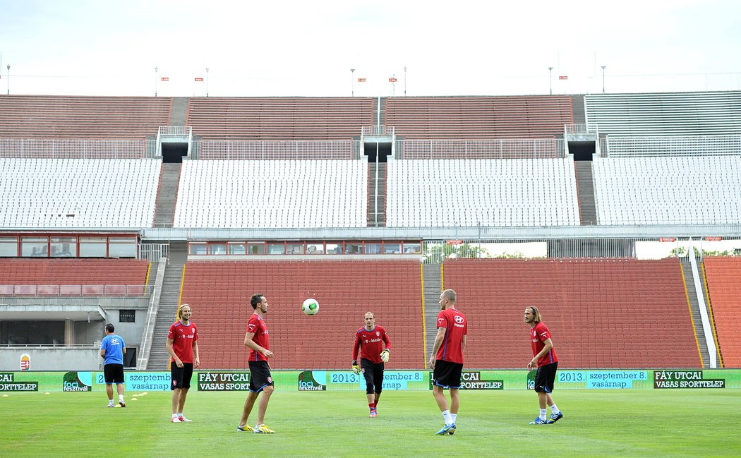 Čeští fotbalisté trénují na stadionu Ference Puskáse před duelem s Maďarskem