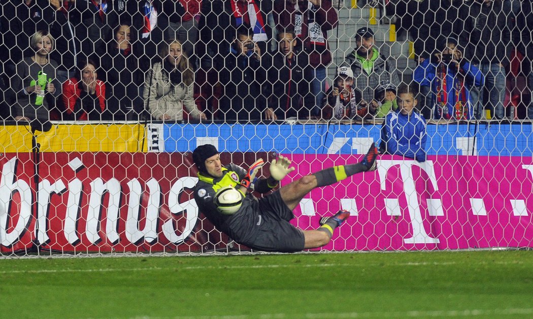 Petr Čech pokryl penaltu v poslední minutě utkání