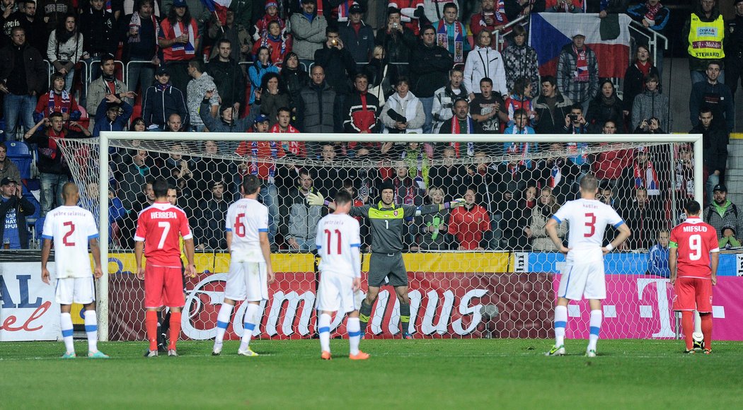 Petr Čech se připravuje na penaltu v poslední minutě, kterou záhy zneškodnil