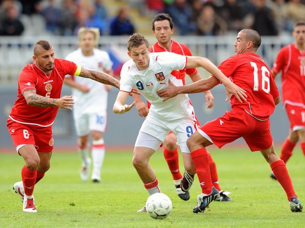 Tomáš Necid se probíjí maltskou obranou Tomáš Necid se probíjí maltskou obranou