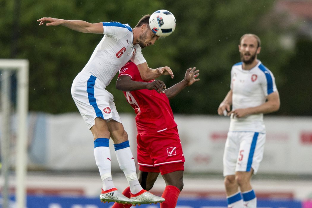 Český reprezentant Tomáš Sivok v souboji s Alfredem Effionem z Malty. V pozadí sleduje souboj Roman Hubník.