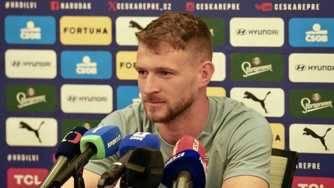 Stará se o český komfort, ale z lavičky skáče jako smyslů zbavený: Snad nebudu v sestřizích Stará se o český komfort, ale z lavičky skáče jako smyslů zbavený: Snad nebudu v sestřizích