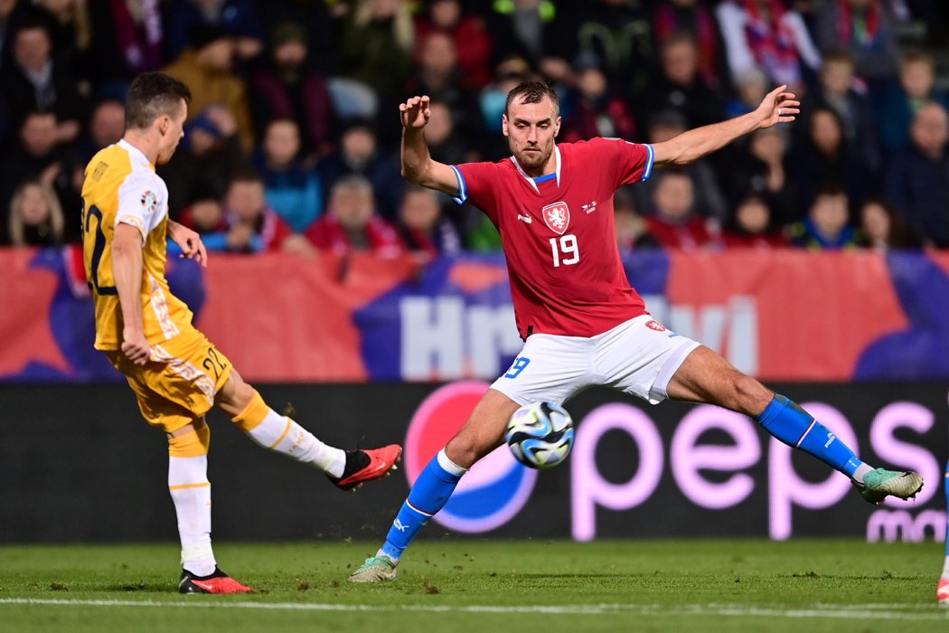 Tomáš Chorý se snaží zblokovat odkop v zápase s Moldavskem