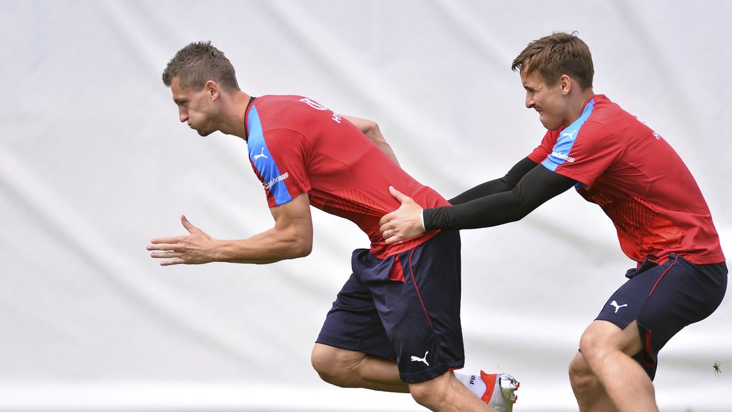 Tomáš Necid s Josefem Šuralem při jednom z cvičení na soustředění české fotbalové reprezentace v Rakousku