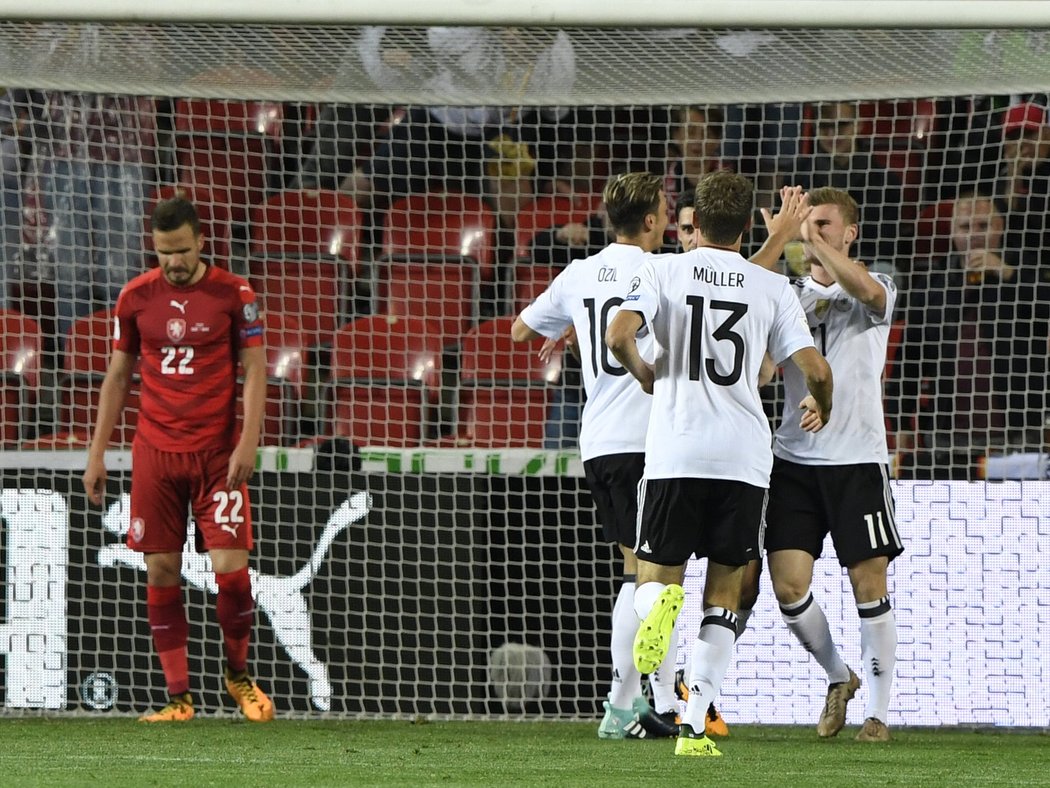 Němečtí fotbalisté se radují z rychlého gólu v kvalifikačním zápase proti Česku