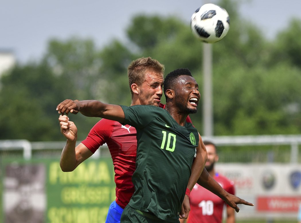 Tomáš Souček a John Obi Mikel v souboji