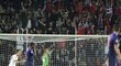 Překonaný nizozemský brankář Cillessen a radující se čeští fanoušci po gólu Bořka Dočkala