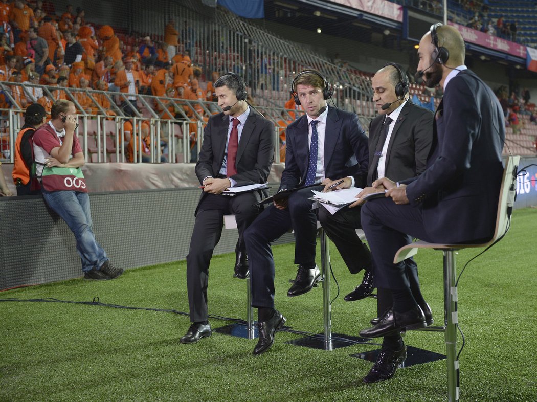 Zdeněk Grygera (druhý zleva) byl před zápasem Česko - Nizozemsko hostem nizozemské televize přímo na ploše