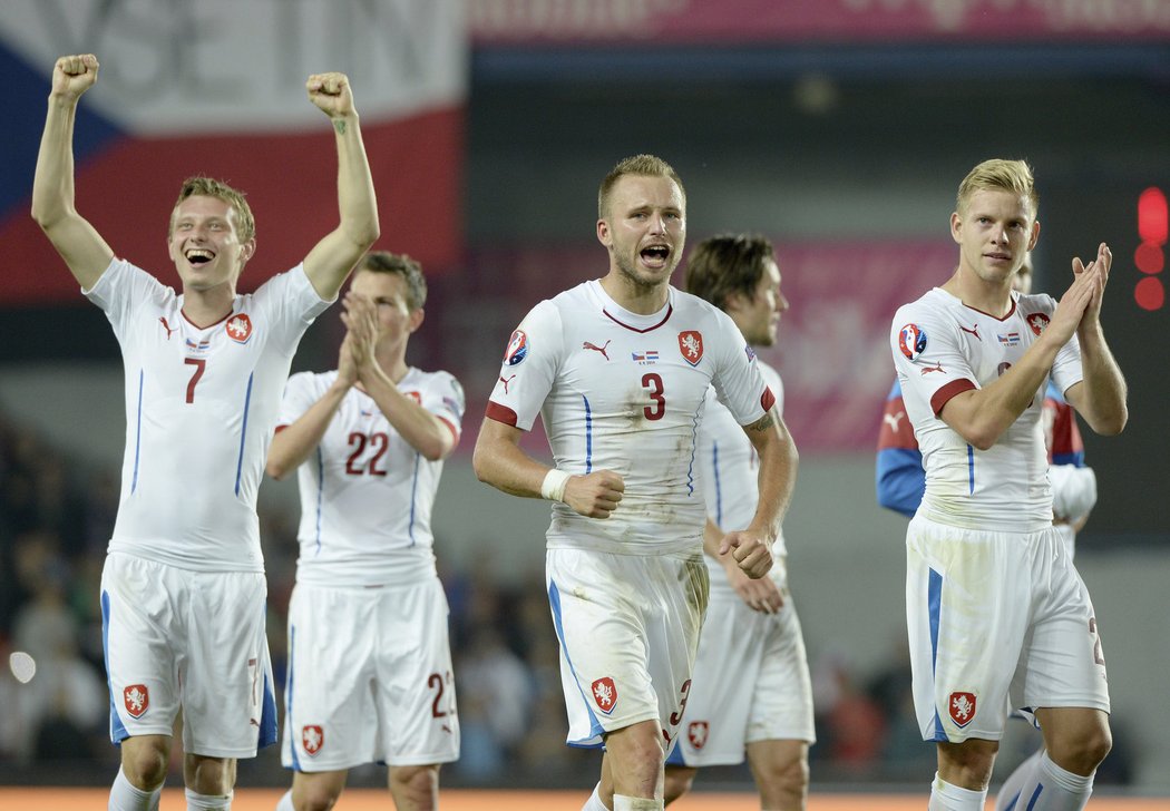 Ladislav Krejčí, Michal Kadlec a Matěj Vydra se radují po výhře nad Nizozemci