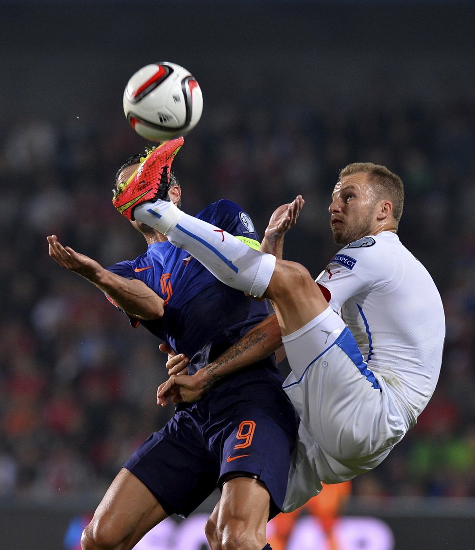 Michal Kadlec se snaží za každou cenu nepustit k míči nizozemskou hvězdu Robina van Persieho