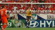 Petr Čech chytá míč v legendárním zápase proti Nizozemsku na EURO 2004