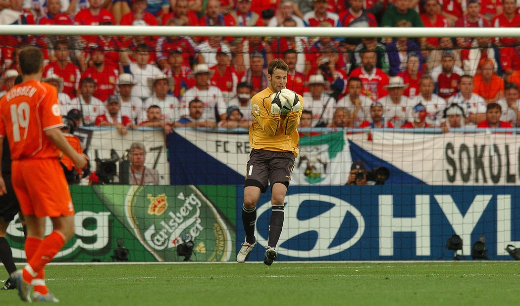 Petr Čech chytá míč v legendárním zápase proti Nizozemsku na EURO 2004