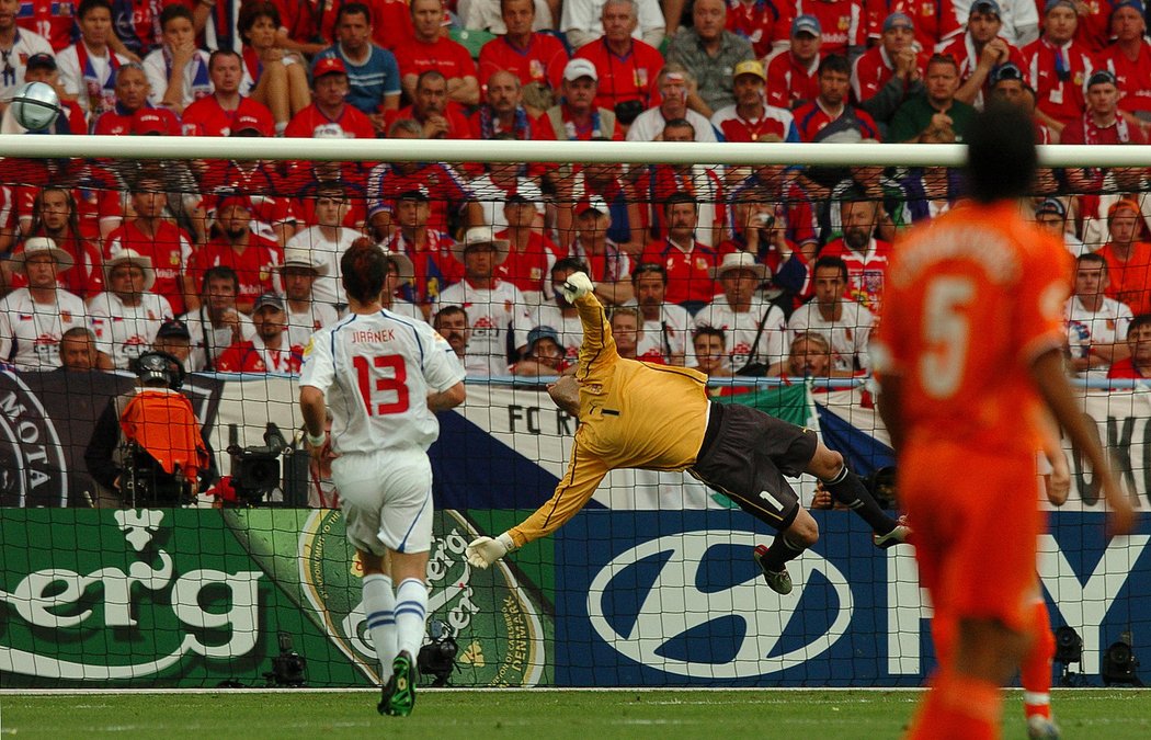 Petr Čech se ohlíží za střelou jednoho z Nizozemců v památném zápase na EURO 2004