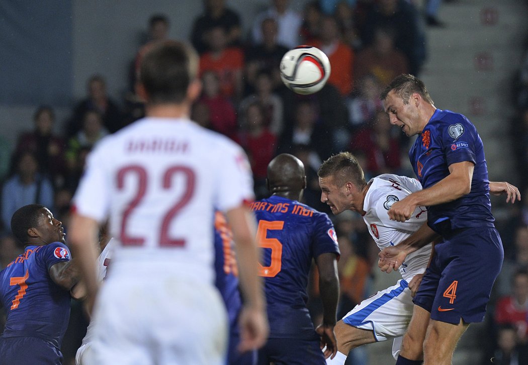 Nizozemec Stefan de Vrij hlavičkuje přes Pavla Kadeřábka a v zápase s Českem srovnává na 1:1