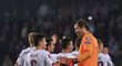 Petr Čech se raduje se střelcem rozhodujícího gólu Václavem Pilařem po výhře nad Nizozemci