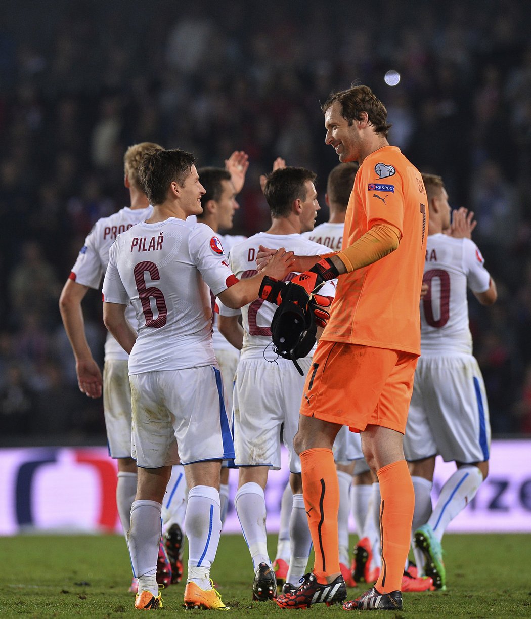 Petr Čech se raduje se střelcem rozhodujícího gólu Václavem Pilařem po výhře nad Nizozemci