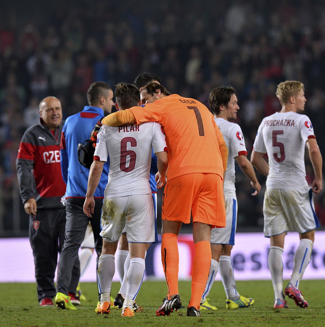 Petr Čech objímá šťastného střelce Václava Pilaře, který v zápase s Nizozemci rozhodl o vítězném vstupu českých fotbalistů do kvalifikace