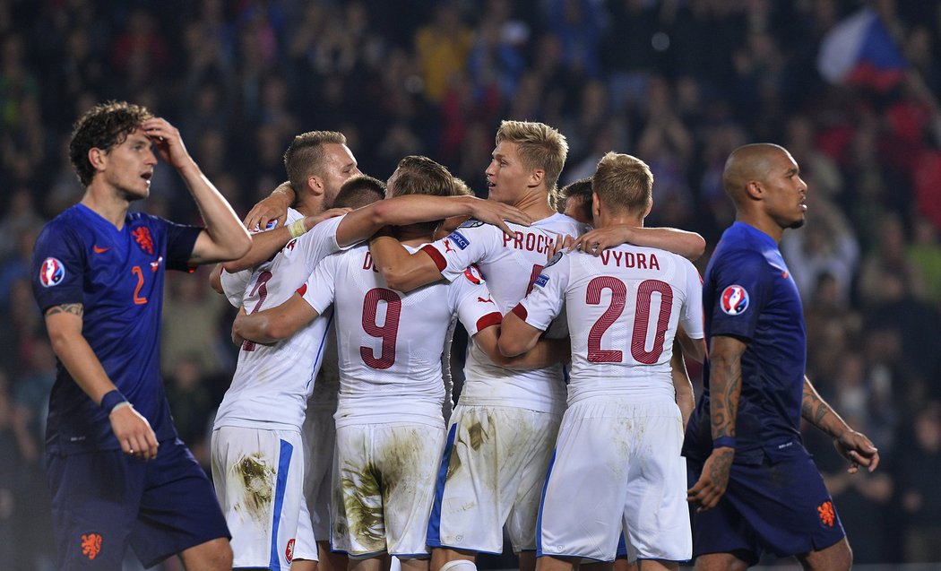Nizozemští fotbalisté nemůžou uvěřit české radosti po prohraném zápase, který rozhodla šílená hrubka v nastaveném čase