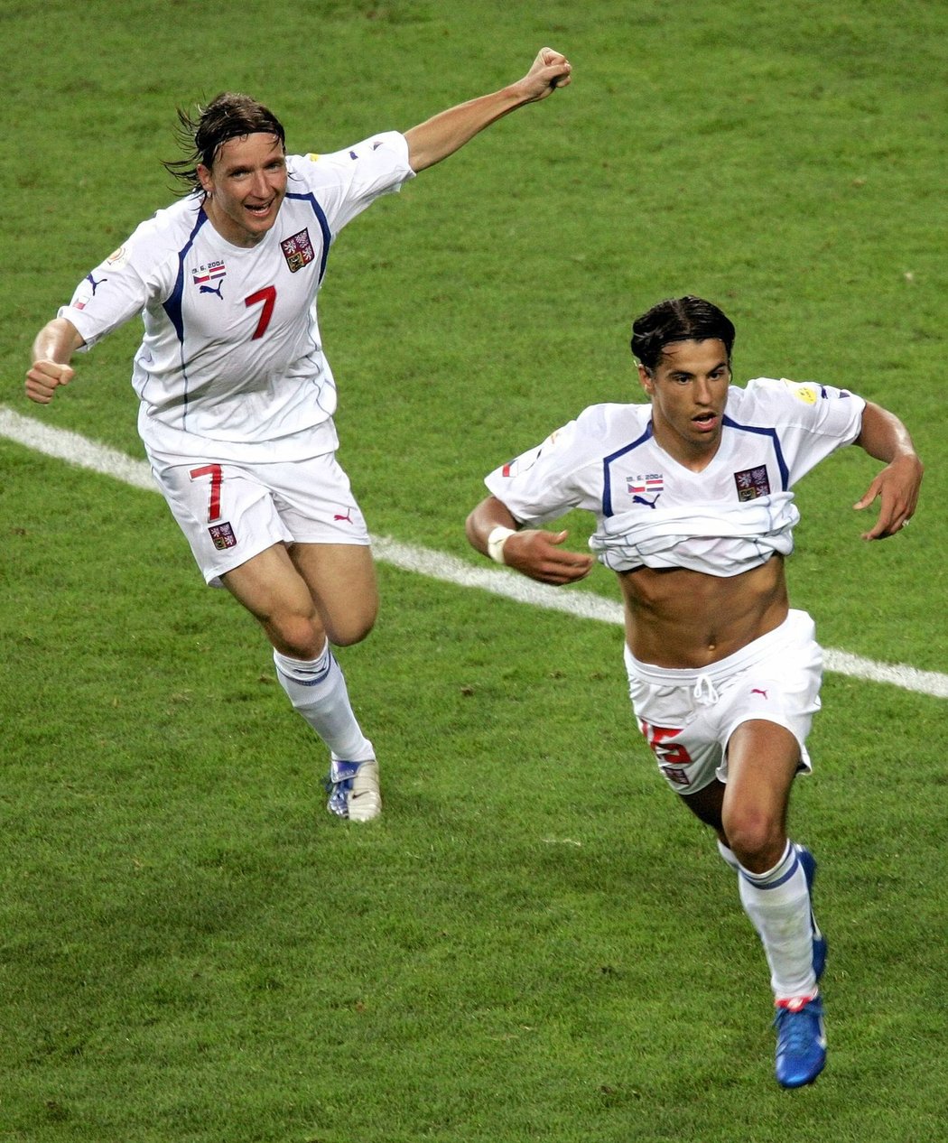 Milan Baroš a Vladimír Šmicer se radují z vyrovnání v legendárním duelu Česko - Nizozemsko na EURO 2004