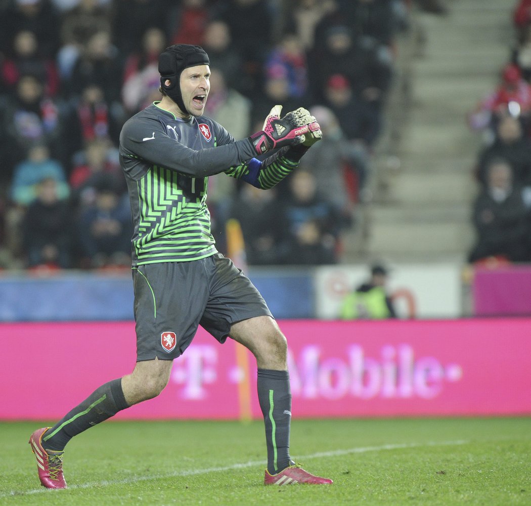 Petr Čech burcuje spoluhráče. Česká brankářská jednička v 88. minutě nezabránil vyrovnání v utkání Česka s Norskem