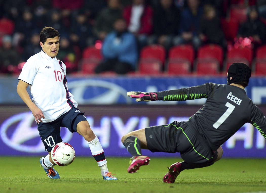 Tarik Elyounoussi mohl úvodní gól zápasu zařídit pro Norsko už po osmi minutách, v jasné pozici ale selhal