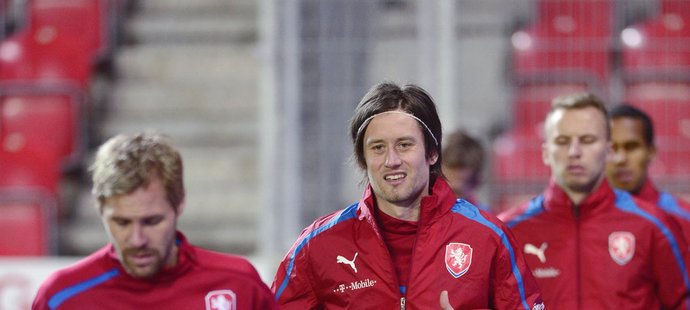 Kapitán české fotbalové reprezentace Tomáš Rosický (uprostřed) na prvním tréninku pod koučem Vrbou