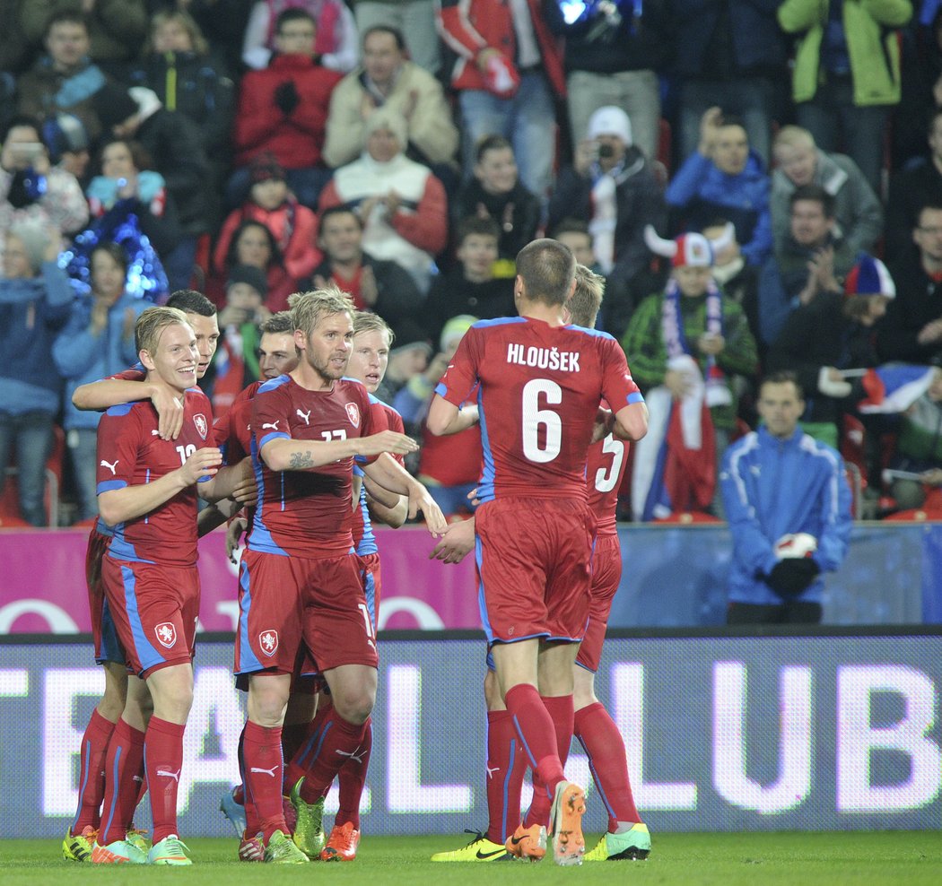 Hned dvakrát se český tým v první půli radoval. Nejprve po ráně Tomáše Rosického, poté při gólu na 2:1 z kopačky Matěje Vydry