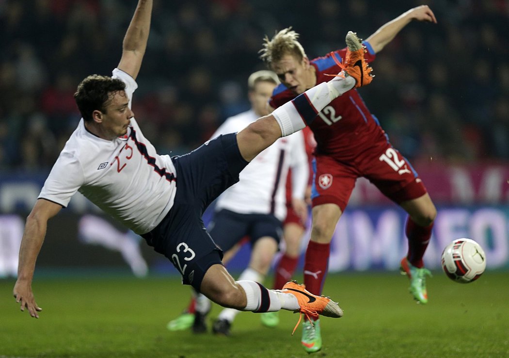 Střelec branky na 2:1 Matěj Vydra čelí pořádně ostrému zákroku norského obránce Vegarda Forrena