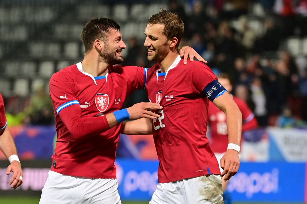 Patrizio Stronati oslavuje gól s kapitánem Tomášem Součkem