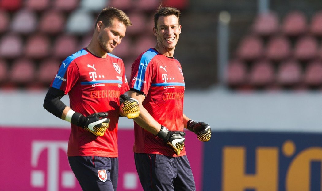 Gólmani české fotbalové reprezentace Tomáš Vaclík a Jiří Pavlenka