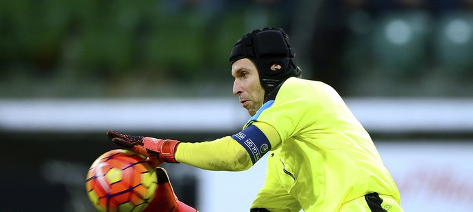 Český brankář Petr Čech zasahuje při jedné ze střel polského týmu