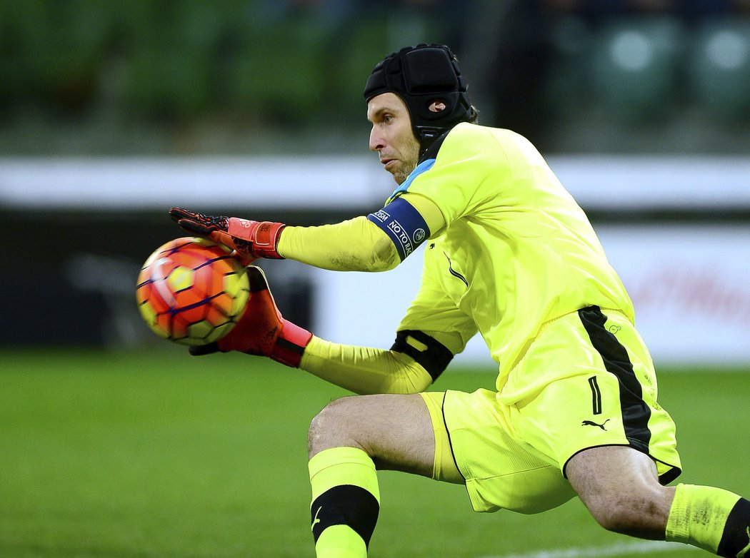 Český brankář Petr Čech zasahuje při jedné ze střel polského týmu