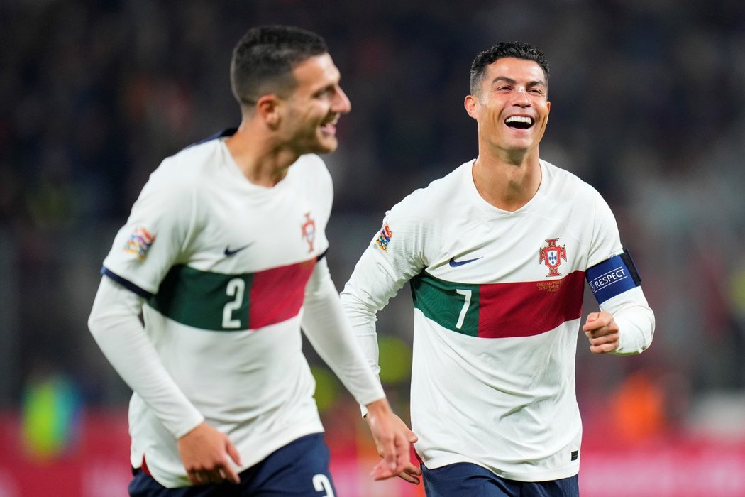Cristiano Ronaldo oslavuje gól s Diogem Dalotem