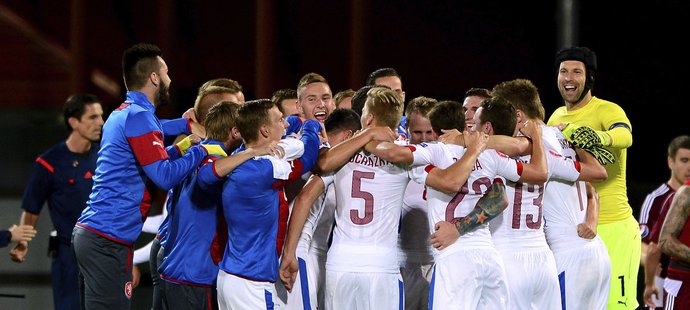 Kolečko plné radosti. Čeští fotbalisté vyhráli v Lotyšsku 2:1 a s předstihem slaví postup na EURO 2016.