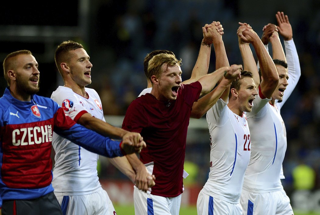 Česká radost. Fotbaloví reprezentanti vyhráli v Lotyšsku 2:1 a slaví postup na EURO 2016.