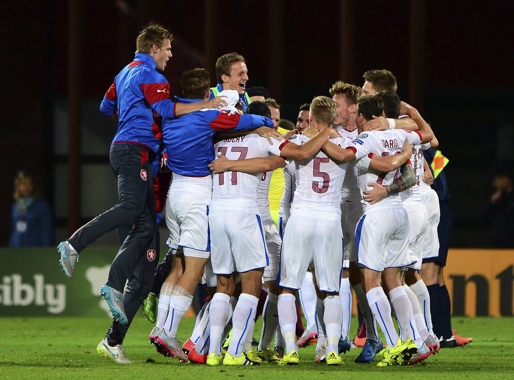 Postupová radost. Čeští fotbalisté vyhráli v Lotyšsku 2:1 a s předstihem slaví postup na EURO 2016.