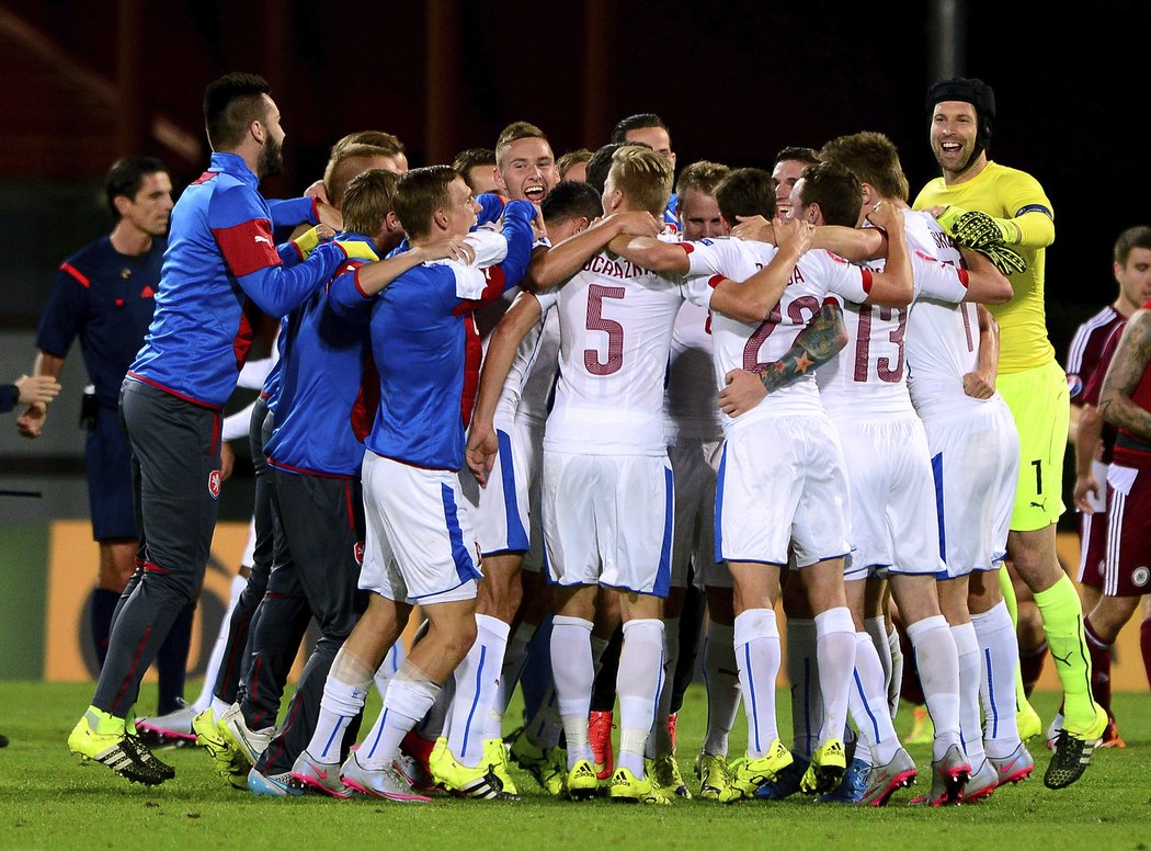 Kolečko plné radosti. Čeští fotbalisté vyhráli v Lotyšsku 2:1 a s předstihem slaví postup na EURO 2016.