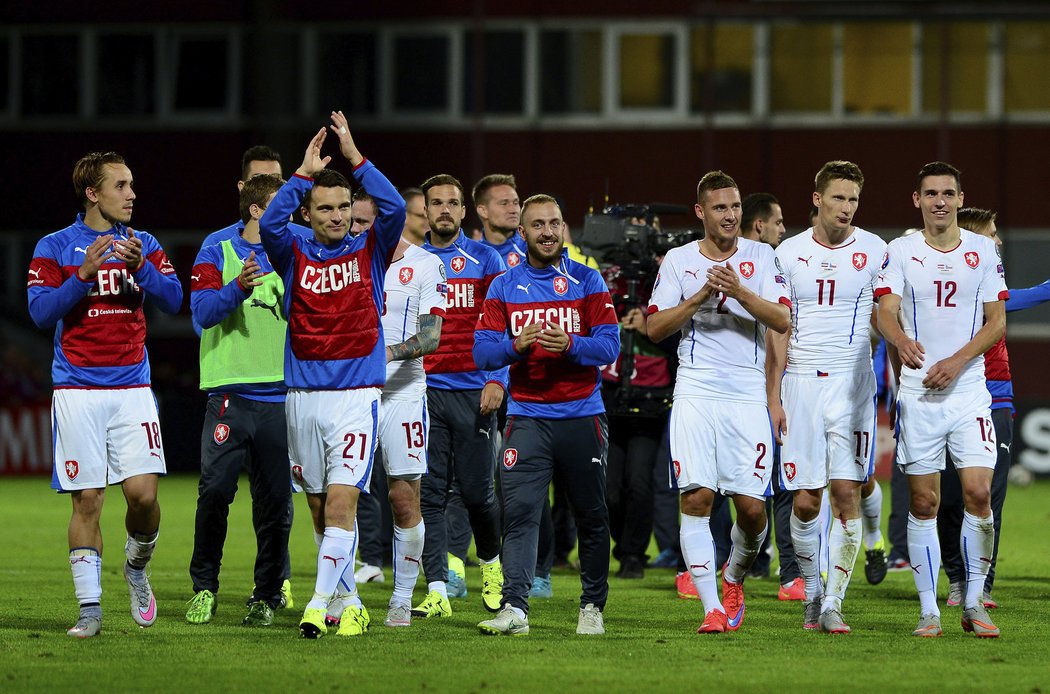 Radost v podání českých fotbalistů. Po výhře v Lotyšsku slaví předčasně postup na EURO 2016.