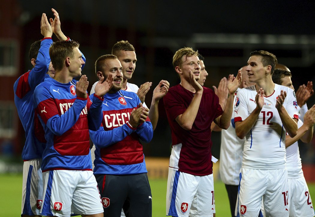 Radost v podání českých fotbalistů. Po výhře v Lotyšsku slaví předčasně postup na EURO 2016.